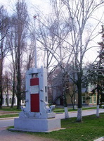Памятник-пресс посвященный борьбе пролетариата против капитализма