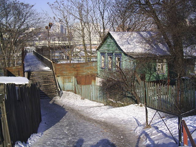 переходный мост и старый дом на пер. вагонном