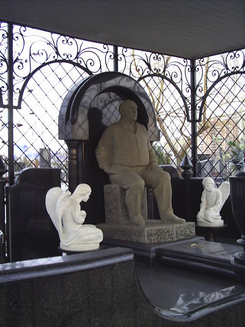 надгробный памятник в элитном секторе кладбища