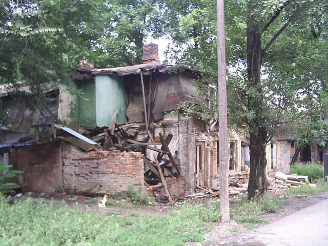 разрушающееся здание